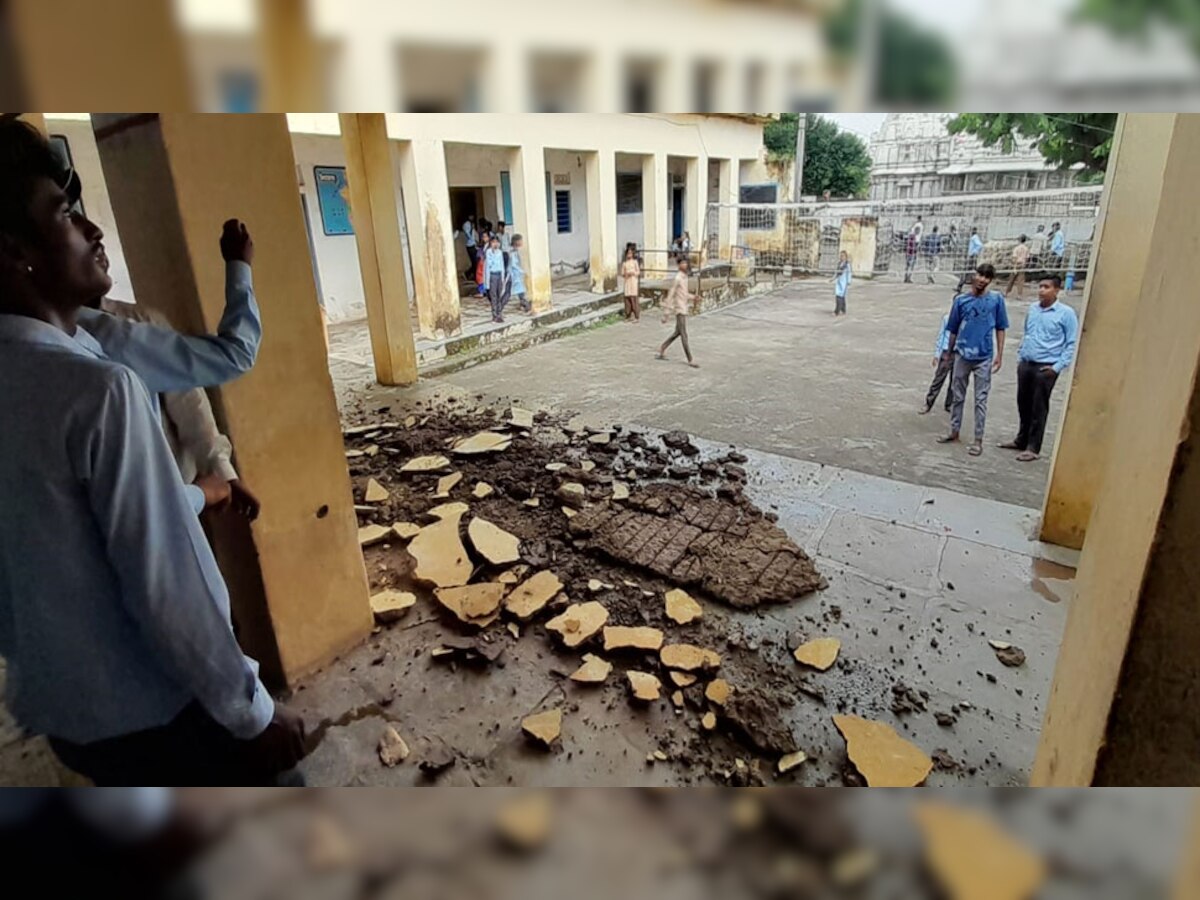 गोगुंदा: भुताला के माध्यमिक विद्यालय के बरामदे की छत का प्लास्टर गिरा, बड़ा हादसा टला