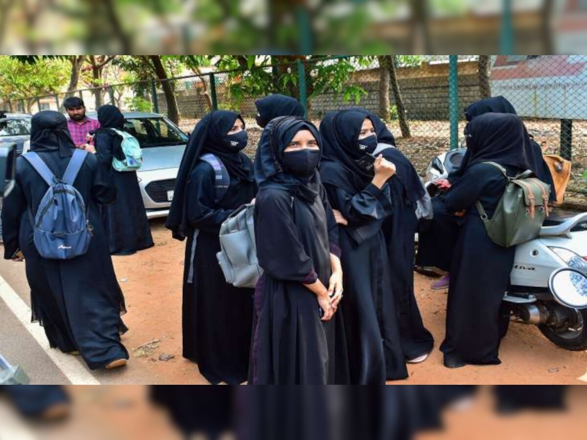 Hijab पर अब यू टर्न! कुरान की व्याख्या कोर्ट के दायरे में नहीं, मुस्लिम पक्ष की दलील