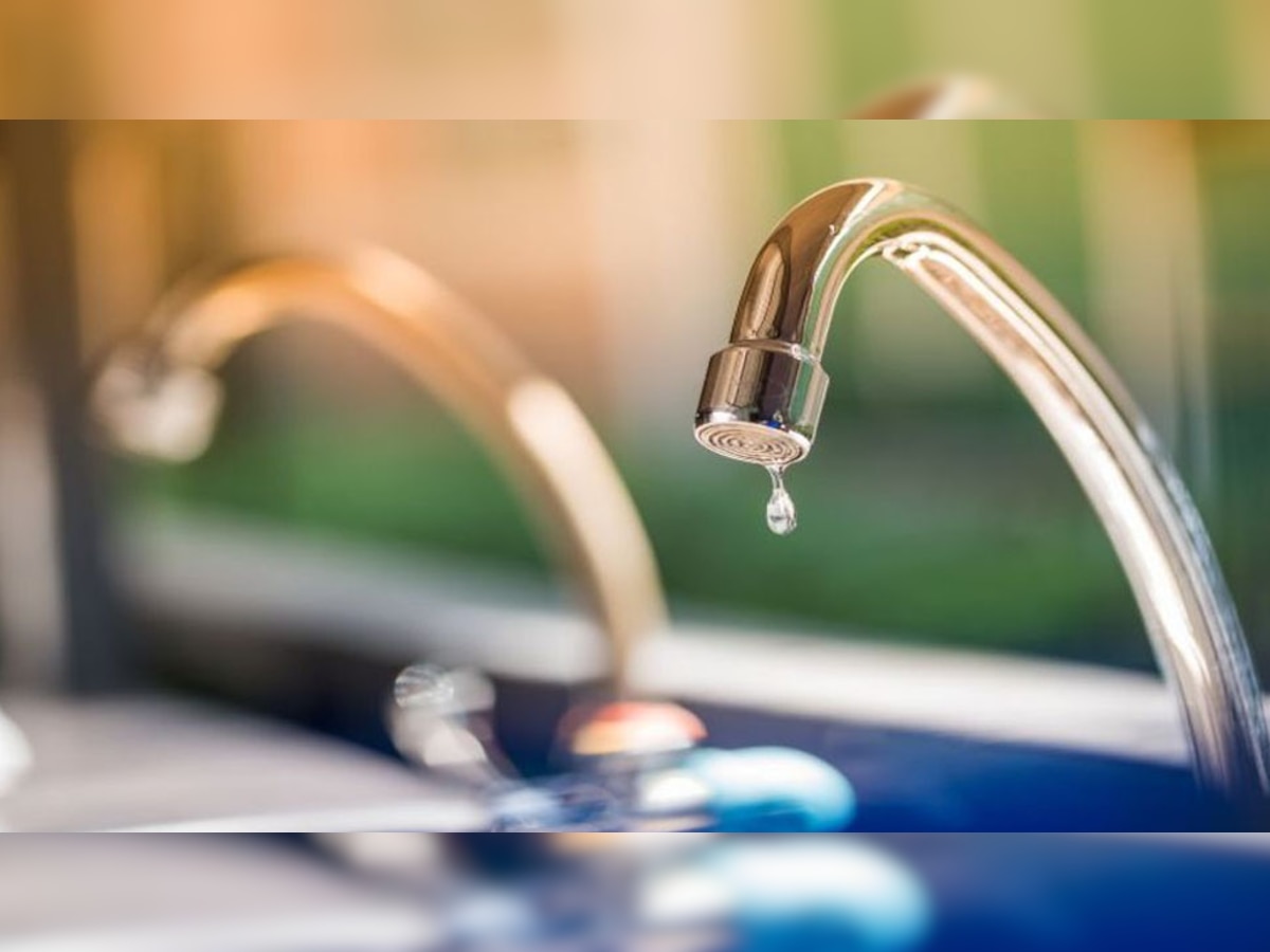 Vastu Tips For Water Leakage: क्या आपके घर के नल से अचानक टपकने लगता है पानी? तुरंत हो जाएं सचेत, इस खतरे का है संकेत