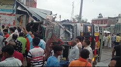 सुल्तानपुर में तेज रफ्तार का कहर:अनियंत्रित होकर चाय की दुकान पर पलटा ट्रक, 3 की मौत