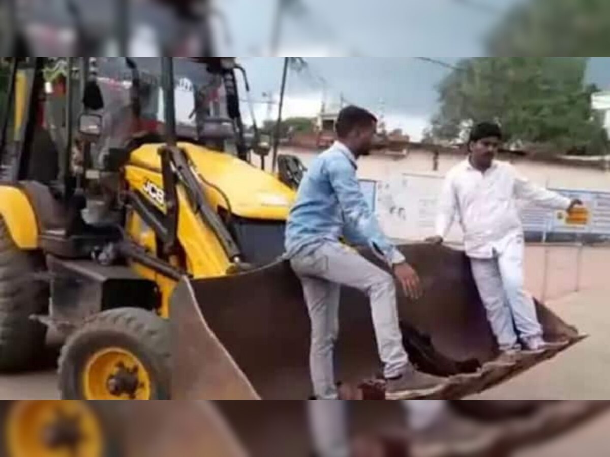 Patient on Bulldozer: सड़क पर तड़पता रहा शख्स, नहीं पहुंची एंबुलेंस; फिर लोगों ने जो किया वो कर देगा हैरान