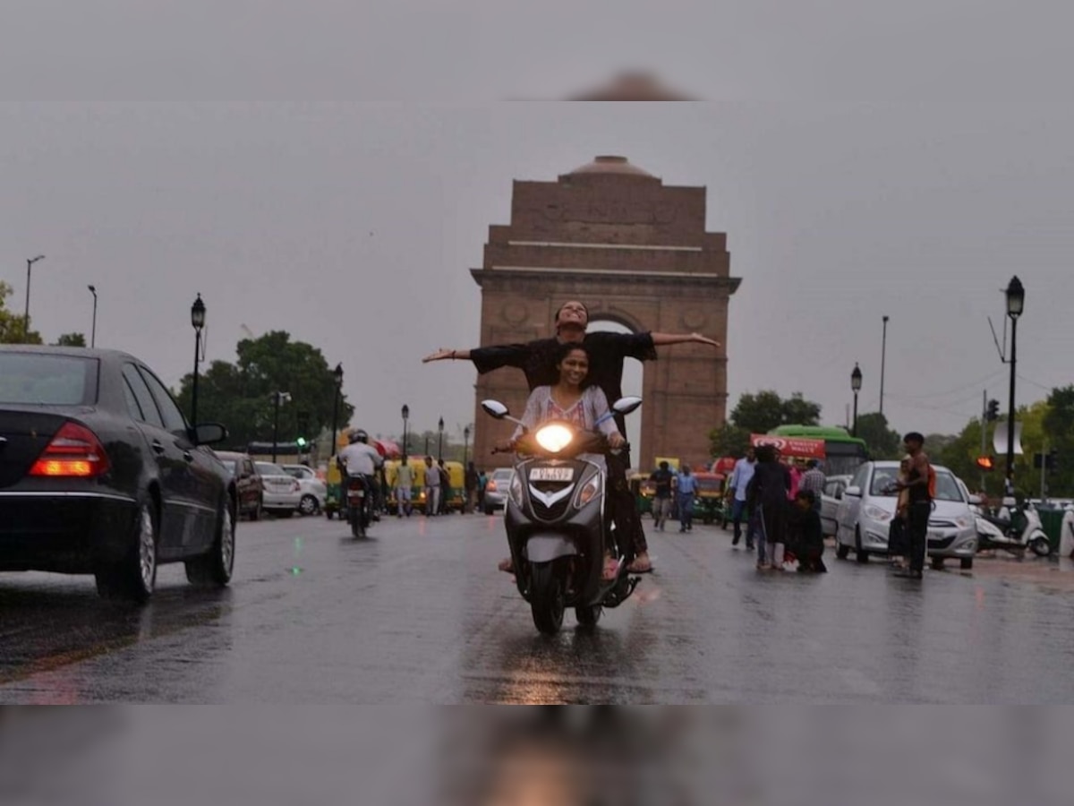 Delhi Weather Update: दिल्ली में बारिश से मौसम हुआ सुहाना, अगले दो दिनों के लिए ये है IMD का अलर्ट