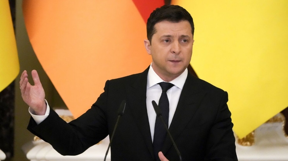 Ukraine President Volodymyr Zelenskyy involved in car accident not seriously injured | Volodymyr Zelenskyy Car Accident: रूस से जंग के बीच यूक्रेन के राष्ट्रपति जेलेंस्की सड़क हादसे के शिकार, कार को दूसरे वाहन ने मारी टक्कर - Vimarsana News