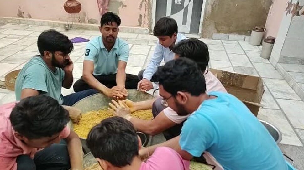 Fatehpur: रोग प्रतिरोधक क्षमता रखने के लिए आवारा गोवंश को खिलाए जा रहे औषधीय लड्डू, लक्ष्मीनाथ दरबार के युवाओं की पहल