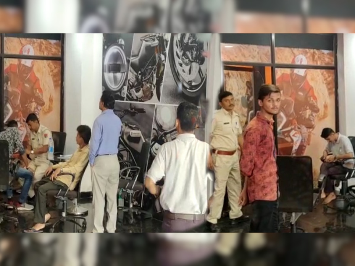 Dungarpur: बाइक शोरूम के ताले तोड़कर सर्विस को आई ढाई लाख की बाइक और सामान ले गए चोर