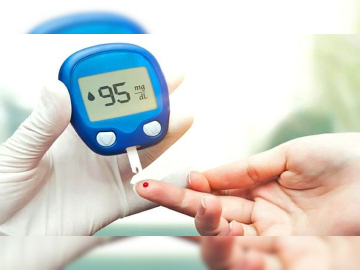 Diabetics: इन  5 फलों का रोजाना करें सेवन, ब्लड शुगर लेवल रहेगा कंट्रोल