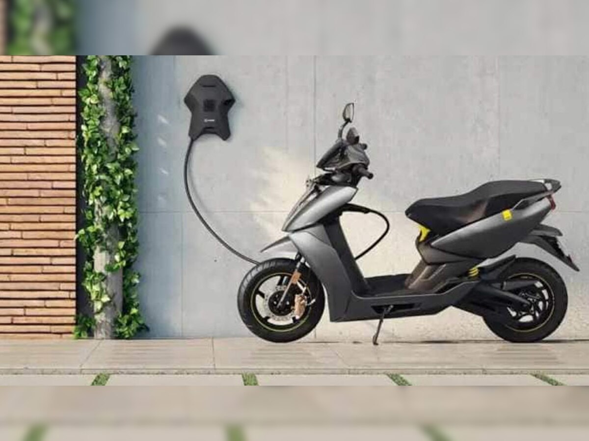 Electric Scooter: इस कंपनी के इलेक्ट्रिक स्कूटरों ने मचा रखी है धूम, एडवांस बुकिंग करके खरीद रहे लोग; बाकी कंपनियां पीछे छूटीं