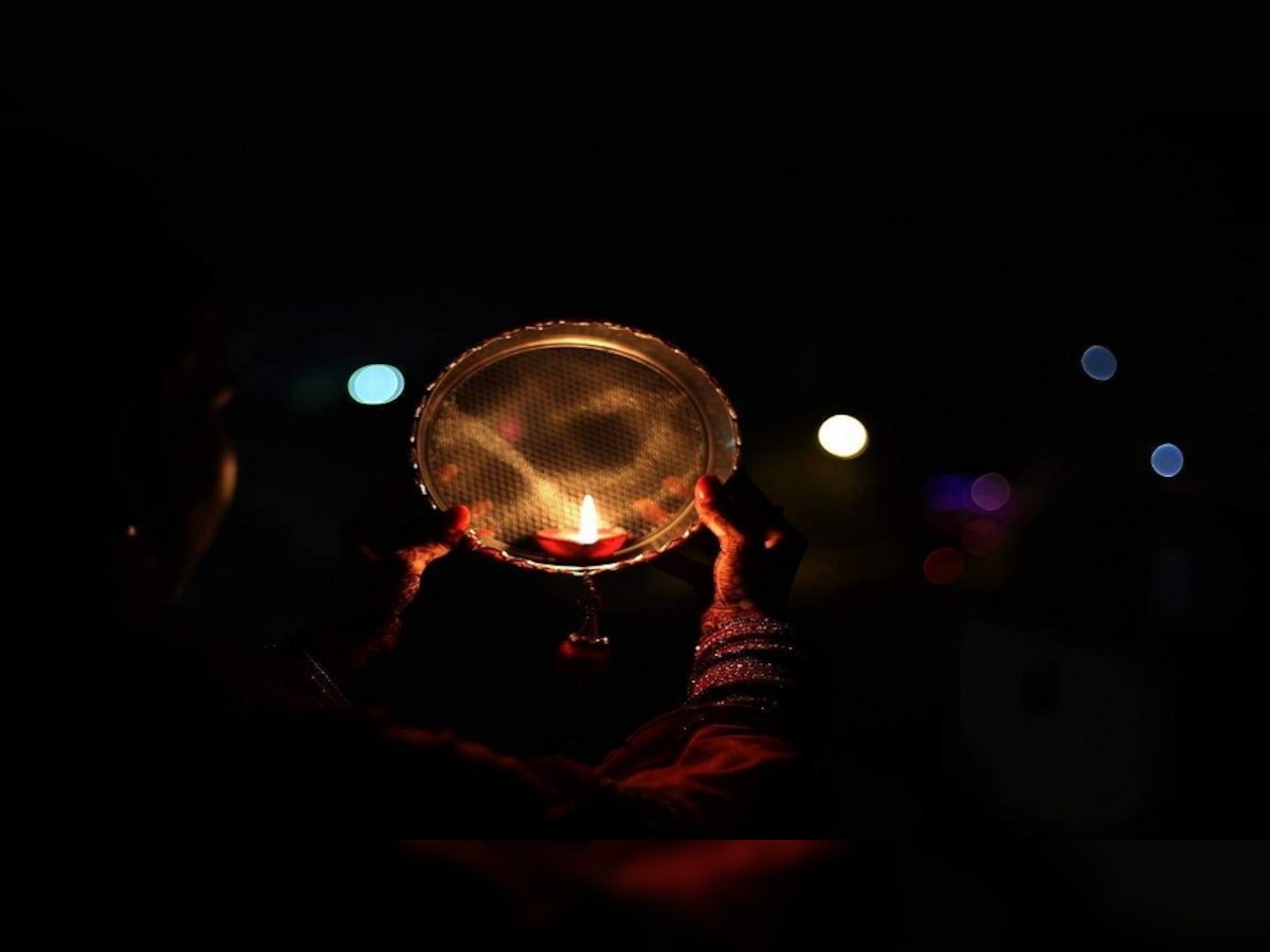 Karwa Chauth 2022: करवा चौथ की शुरू कर दें तैयारी, जानिए कौन सी वस्तुएं हैं खास जरूरी