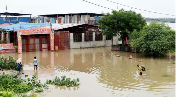 यूपी में भारी बारिश से हाहाकार, लखनऊ में दीवार गिरने से 9 लोगों की मौत