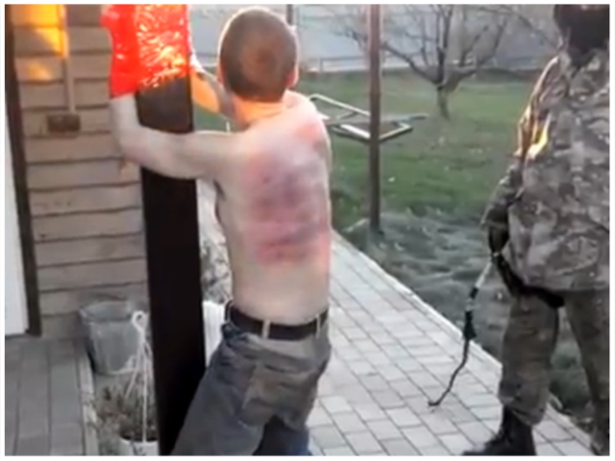 यूक्रेन के नागरिक को टॉर्चर करते रूसी सैनिक
