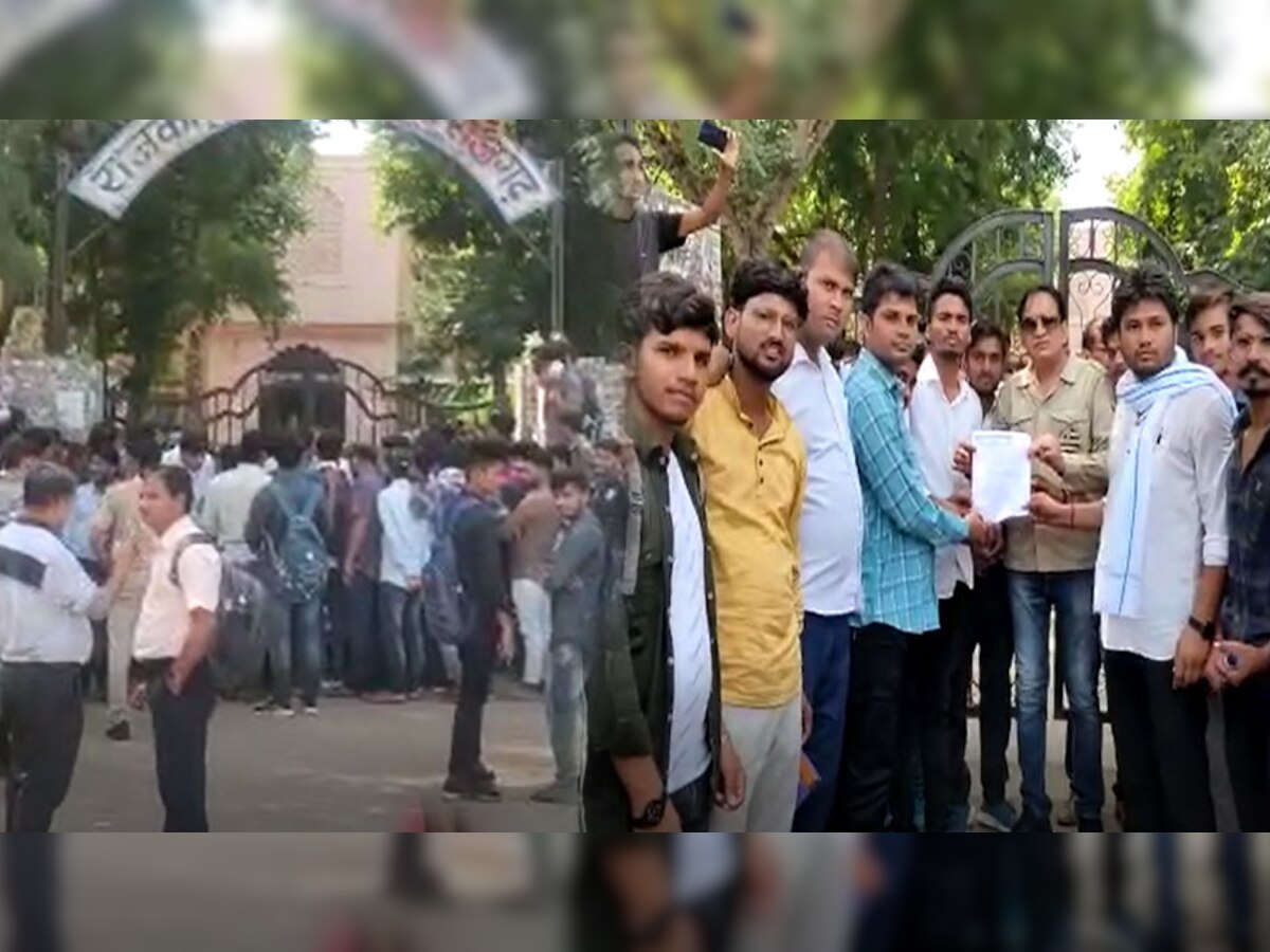 मांगें ना मानीं तो राजगढ़ के राजकीय कॉलेज गेट पर छात्रों ने लगा दिया ताला, नारेबाजी