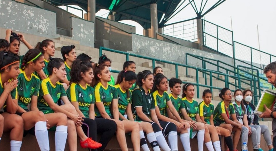 पाकिस्तानी दिग्गज का शर्मनाक बयान, महिला खिलाड़ियों के छोटे कपड़ों पर की बेतुकी टिप्पणी
