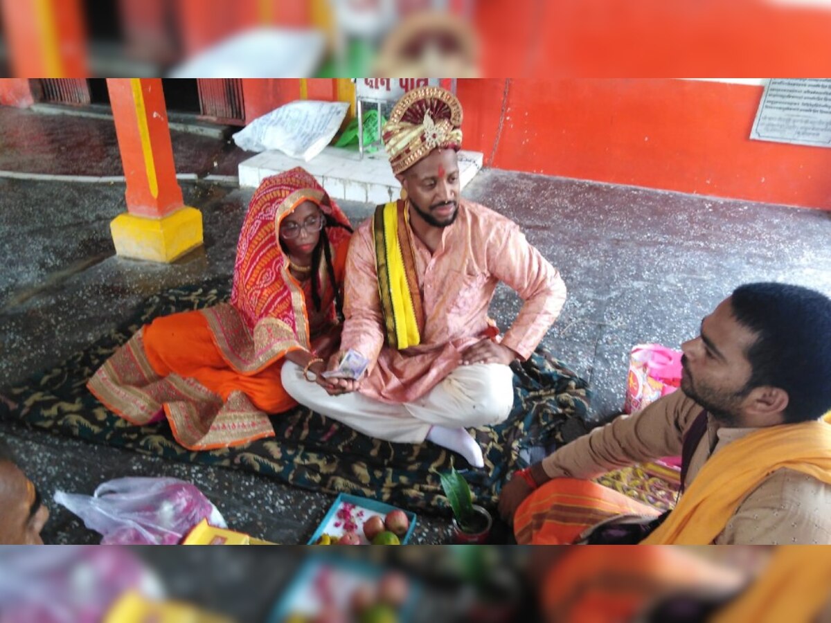 जौनपुर: अमेरिका से भारत घूमने आए मुस्लिम जोड़े ने हिंदू रीति रिवाज से रचाई शादी, मंदिर में लिए सात फेरे