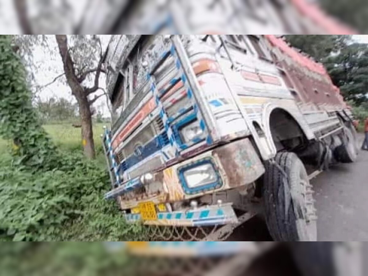 Hardoi: कीचड़ में धंसा नोटों से भरा ट्रक, सड़क पर गिरने लगा कैश, UP में सामने आई चौंकाने वाली घटना!