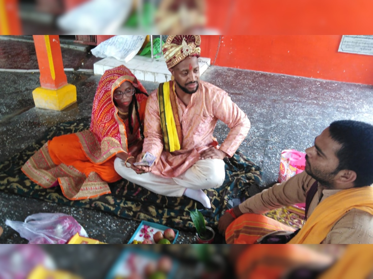 विदेश से आए मुस्लिम कपल को हो गया भारत की संस्कृति से प्यार, मंदिर में हिंदू रीति-रिवाज से रचाई शादी