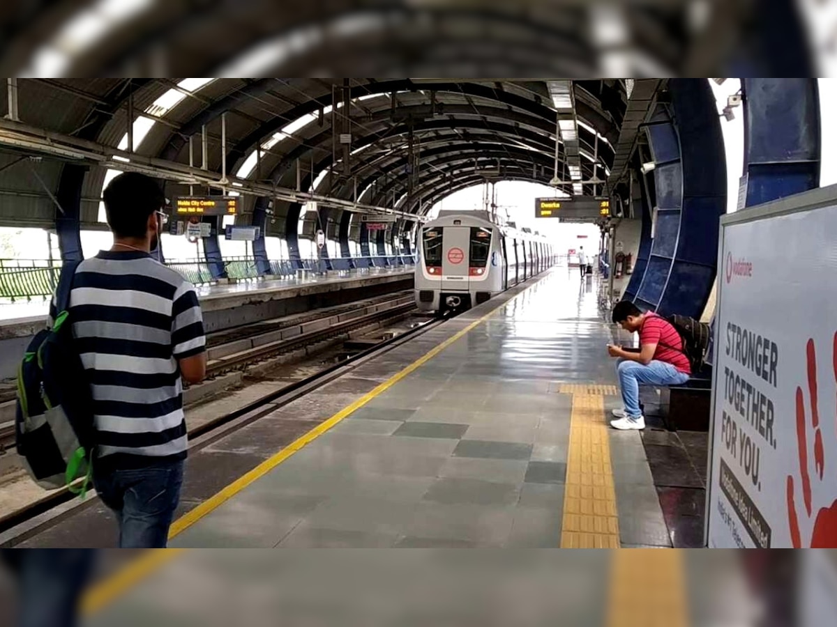 Noida: मेट्रो स्टेशन पर पति-पत्नी के बीच मामूली बात को लेकर हुई बहस, मेट्रो के आगे कूदकर पति ने दी जान