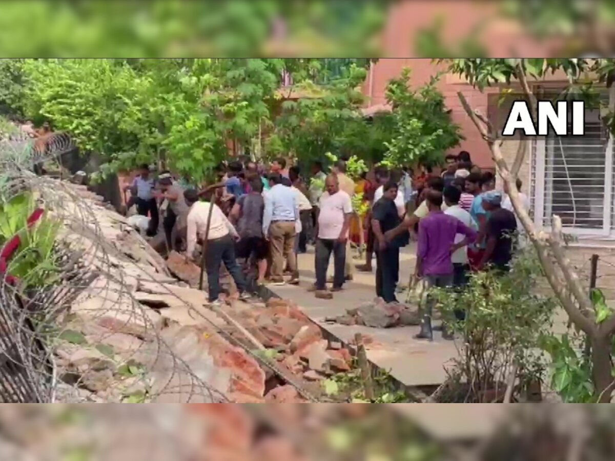 Noida Wall Collapsed: जलवायु विहार की बाउंड्री वॉल गिरने से बड़ा हादसा, 4 लोगों की मौत