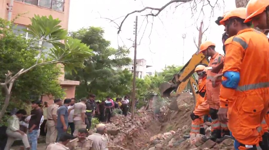 Noida Sector 21 में दीवार गिरने से 4 लोगों की मौत, हादसे में 9 लोग हुए घायल