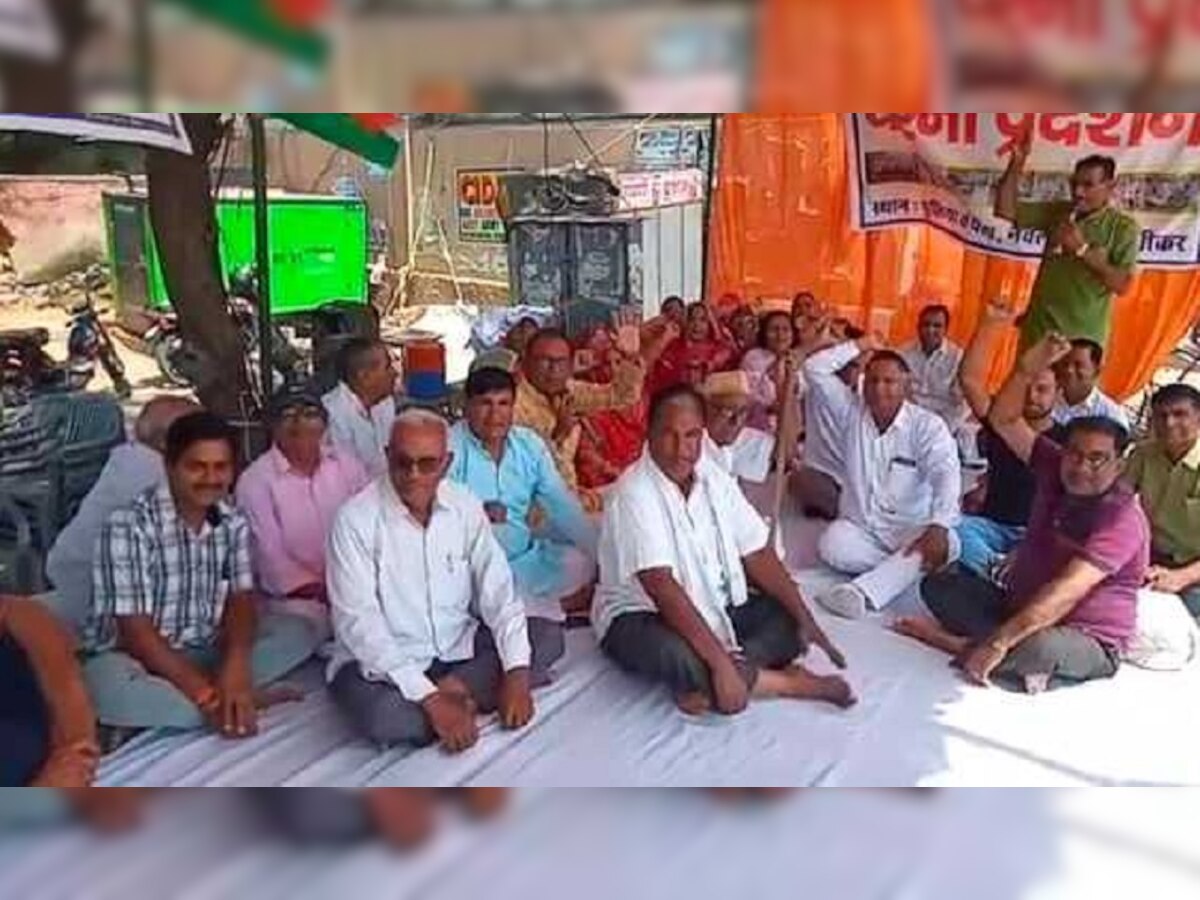 नवलगढ़ रोड पर जलभराव की समस्या को लेकर 28 दिन से धरना जारी, उग्र आंदोलन की चेतावनी