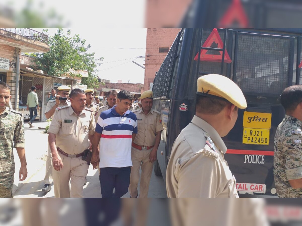 रूपेंद्र पाल उर्फ विक्की को कोर्ट ले जाती पुलिस