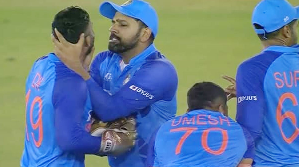 IND vs AUS: लाइव मैच में Dinesh Karthik की गलती पर भड़के रोहित, गुस्सा होकर पकड़ ली गर्दन; देखें Video