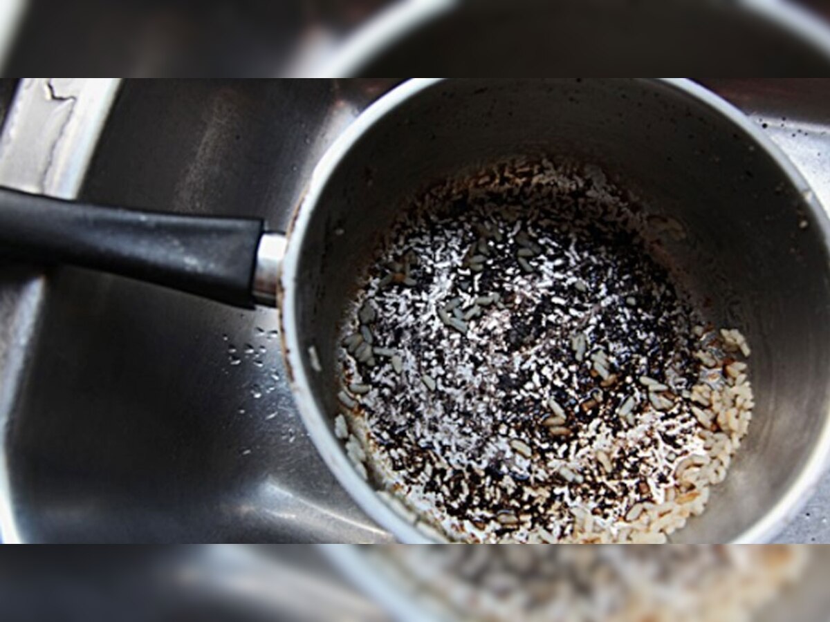 Kitchen Hacks: प्रेशर कुकर में चिपक गए हैं जले हुए चावल, तो इस ट्रिक से चुटकियों में करें साफ
