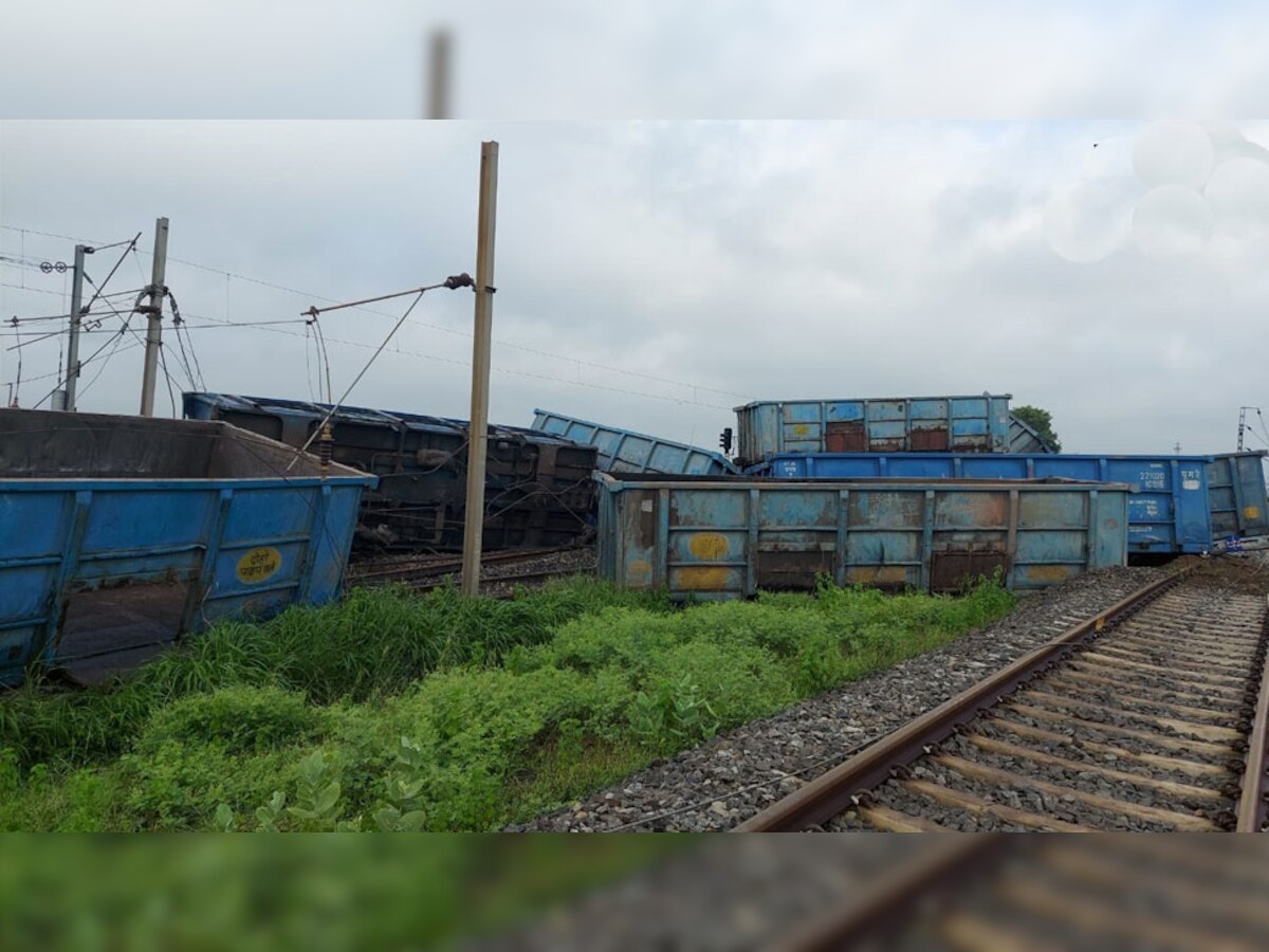 Goods Train Derail: मालगाड़ी के 20 डिब्बे पटरी से उतरे, दिल्ली-हावड़ा रेल रूट की ये ट्रेनें प्रभावित