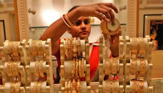 Gold Price Today: 50 हजार रुपये से नीचे फिसला 24 कैरेट गोल्ड का प्राइस, जानें आज कितना सस्ता मिल रहा सोना
