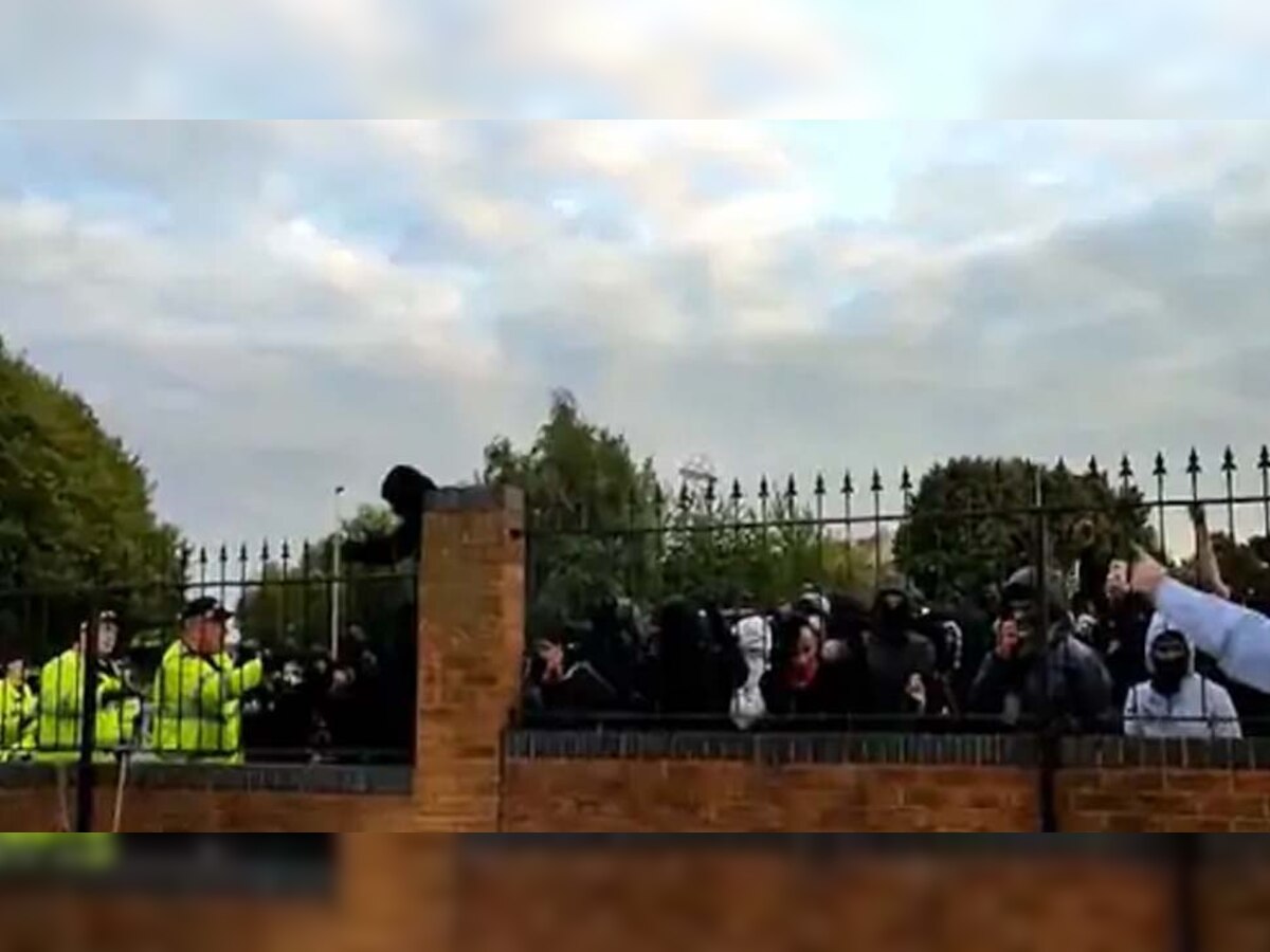 मंदिर के बाहर लगे अल्लाह हू अकबर के नारे, इंग्लैंड में मुस्लिमों का प्रदर्शन