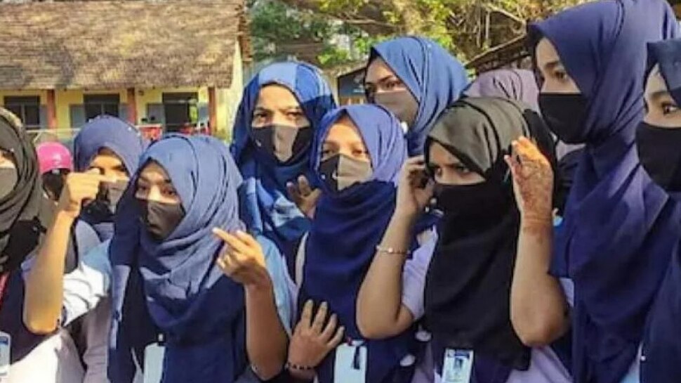 Hijab पहनना इस्लाम की अनिवार्य धार्मिक परम्परा नहीं, सरकार की दलील