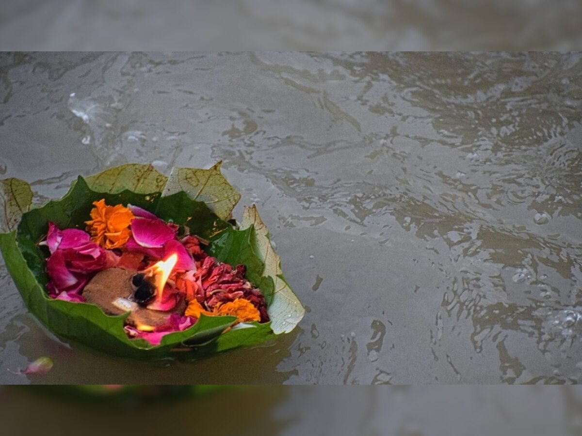 Pitru Visarjan 2022: ऐसी जगहों पर भूलकर भी न लगाएं पूर्वजों की तस्वीर, आती है विपत्ति