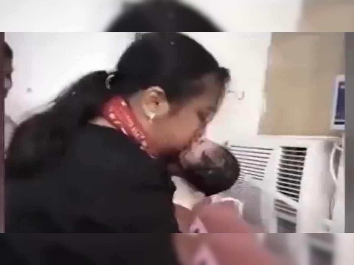 New Born Baby: नवजात के मुंह में सांसें फूंकने लगी डॉक्टर, ऐन वक्त पर मौत से बचा लिया