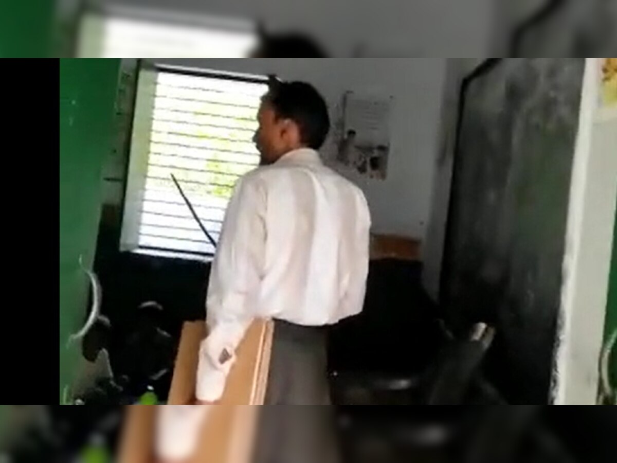 हरदोई: भाड़े के शिक्षक भरोसे चल रहा सरकारी स्कूल, प्रधानाचार्य प्रधानी चलाने में मशगूल! वीडियो वायरल