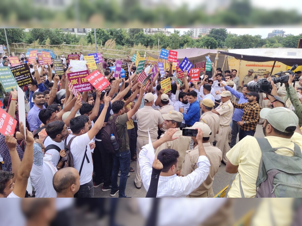 जयपुर: 5 सूत्री मांगों को लेकर बेरोजगारों का धरना, जमकर किया हंगामा
