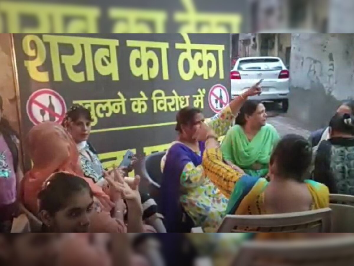 शराब ठेके के विरोध में BJP, AAP और Congress आए साथ, महिलाओं ने भी छेड़ी भजन से भगाने की मुहिम  