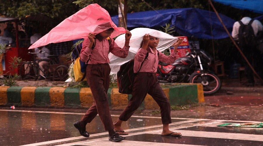 दिल्ली में भारी बारिश: यलो अलर्ट, सड़के धंसीं, जलभराव के कारण जाम से जूझे लोग