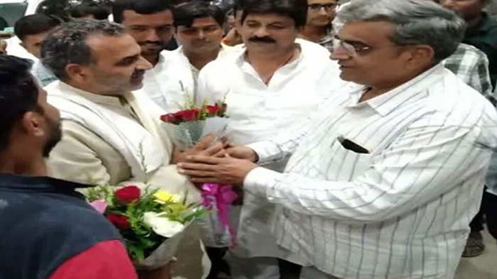 जयपुर एयरपोर्ट पर लालचंद कटारिया ने मंत्री संजीव बालियान से की मुलाकात, लंपी स्किन बीमारी की स्थिति से कराया अवगत