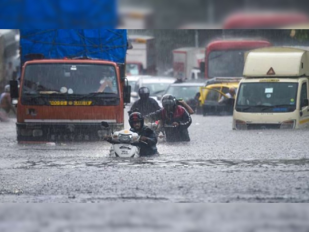 Delhi-NCR में बारिश से सड़कों पर जाम, गुरुग्राम में WFH तो वहीं नोएडा में स्कूल बंद