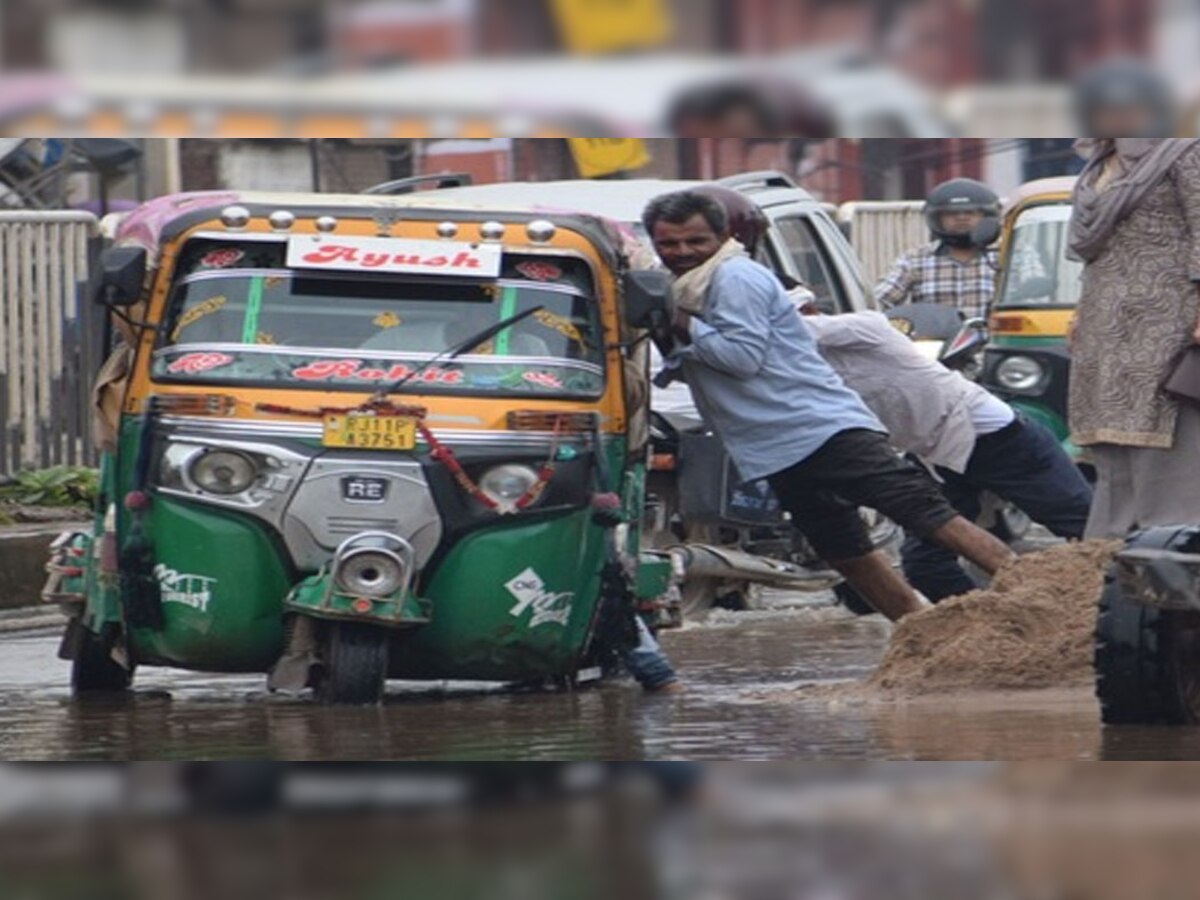 धौलपुर में सड़क पर कार नहीं नाव की जरूरत, ड्रेनेज बेहाल कई कॉलोनी बनी टापू 