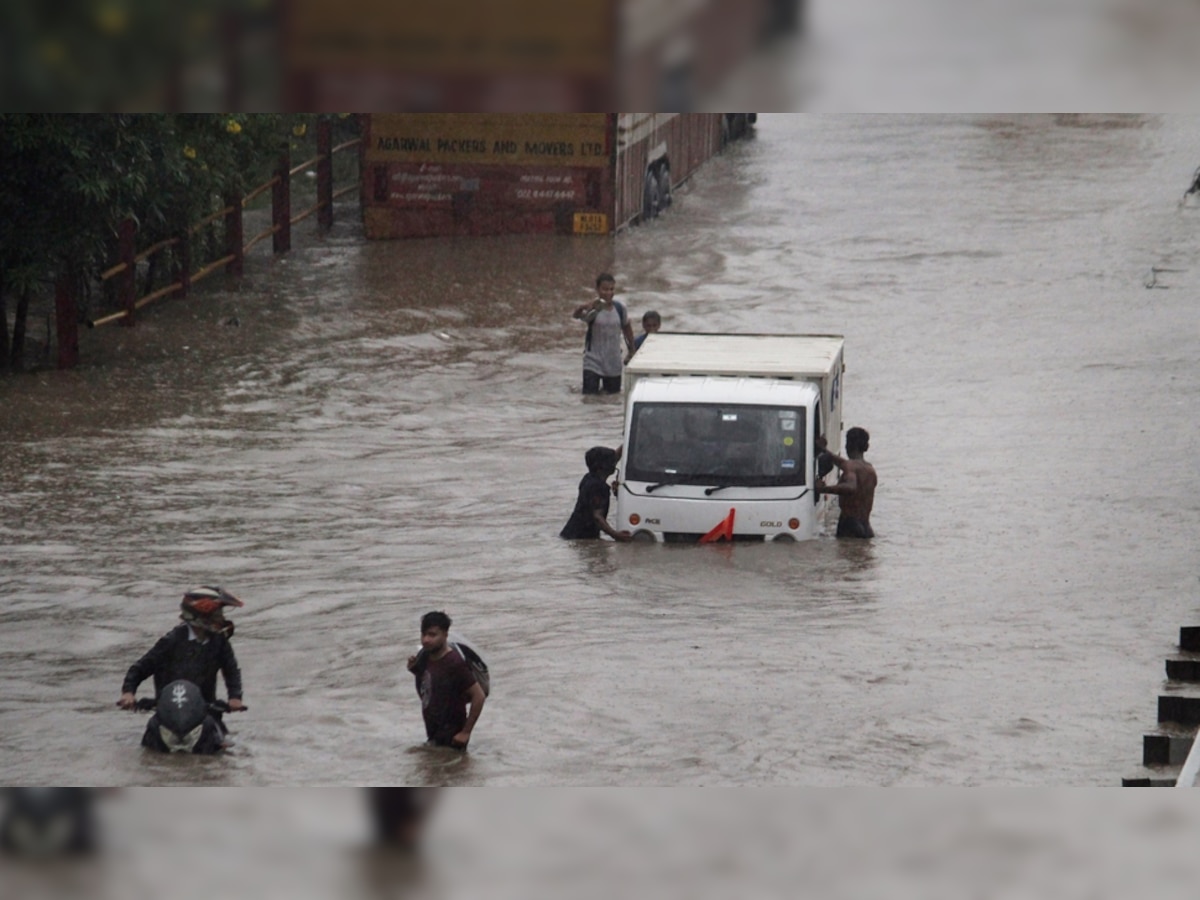 Weather Update: अभी और होगी बारिश, UP में 13 की मौत, दिल्ली NCR में स्कूल बंद