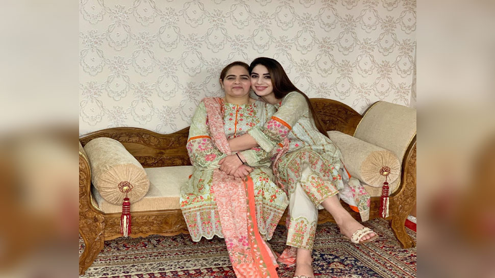 महरीन मां से हैं काफी अटैच 