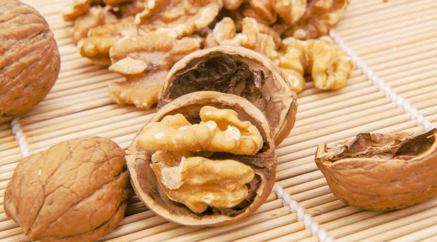 add walnuts in your diet to control blood pressure रोजाना डाइट में