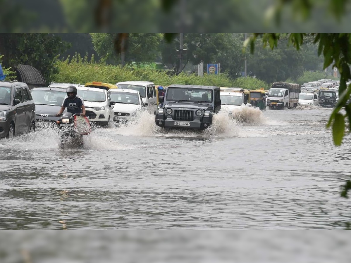 Rain Update: दिल्ली में मानसून की मेहरबानी, सड़कों पर पानी भरने से बने बाढ़ जैसे हालात