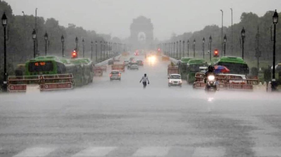 Delhi Weather Update: दिल्ली में लगातार तीसरे दिन बारिश जारी, ट्रैफिक की समस्या से जूझ रहे लोग