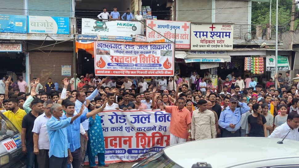 in-rajasthan-angry-people-protested-by-giving-blood-due-to-waterlogging