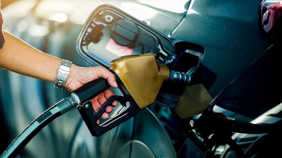Petrol-Diesel Price: कच्चे तेल की कीमतों में बड़ी गिरावट, अब इतने रुपये सस्ता हो सकता है पेट्रोल-डीजल!