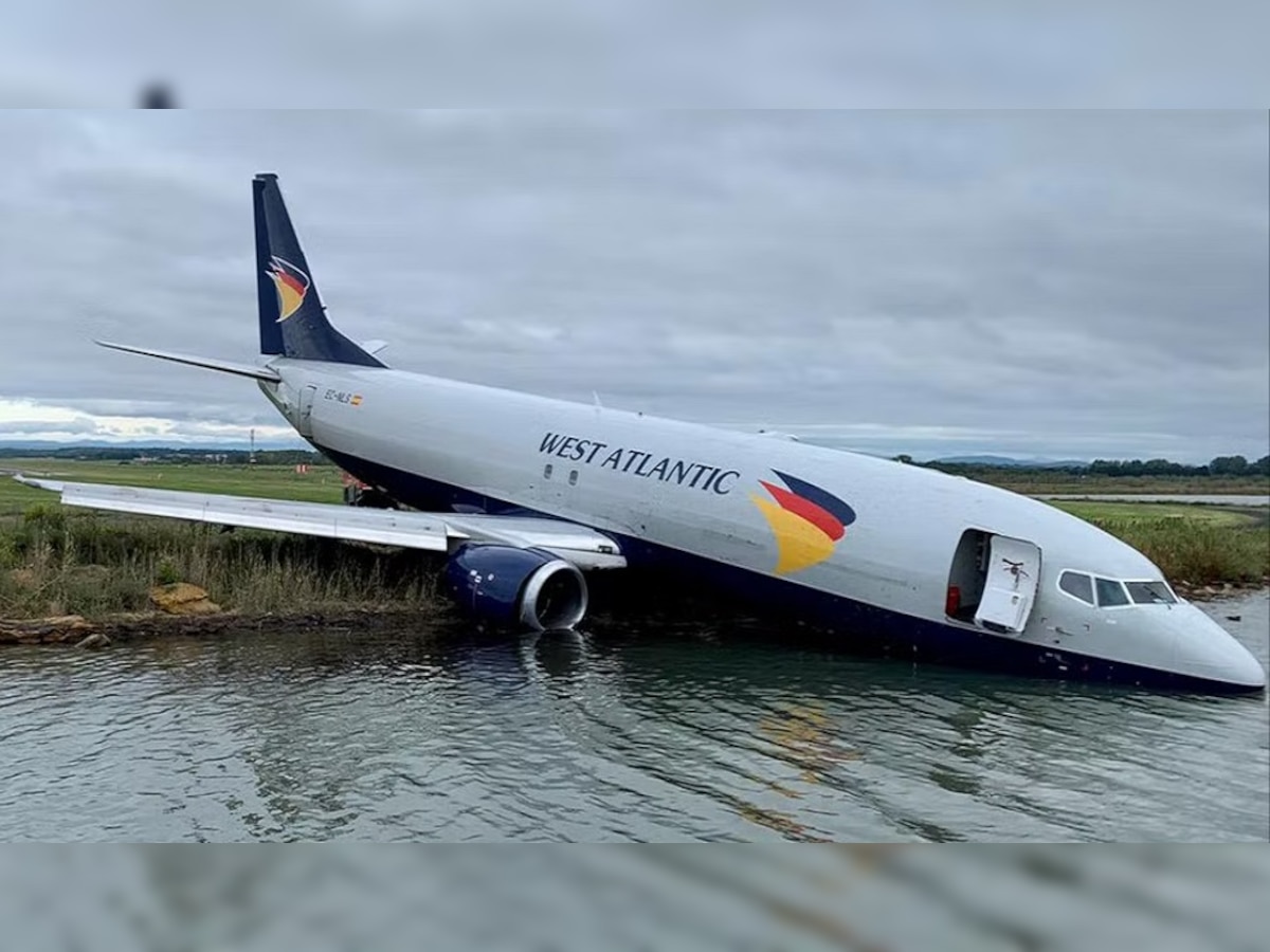 Plane Accident: लैंडिंग करते ही अचानक रनवे से फिसला विमान, सीधा पानी में पहुंच गया और फिर..