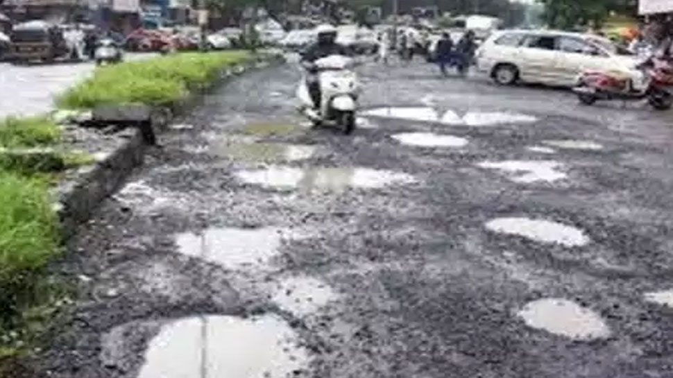 jaipur-people-upset-due-to-huge-potholes-on-the-roads-drainage-system