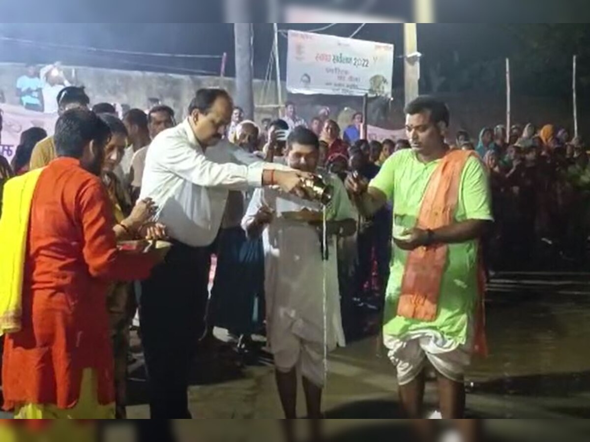 लखीसराय में गंगा घाट पर हुआ भव्य आरती का आयोजन, डीएम ने की पूजा-अर्चना