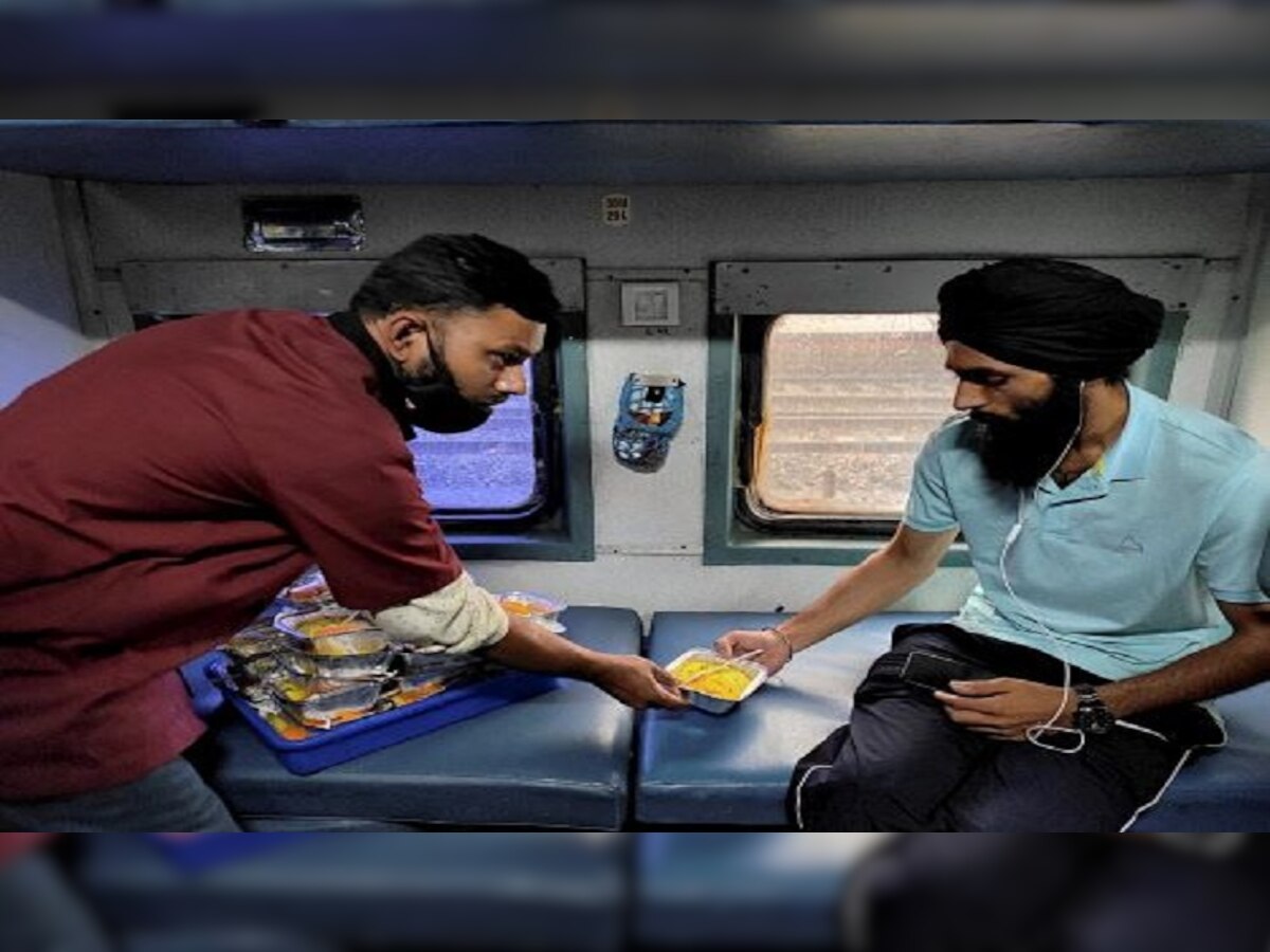 Indian Railways: ट्रेन में खाना खाने वालों के लिए बड़ी खबर! रेलवे ने नवरात्रि में शुरू की खास सुविधा, सुनकर खुश हो जाएंगे आप...